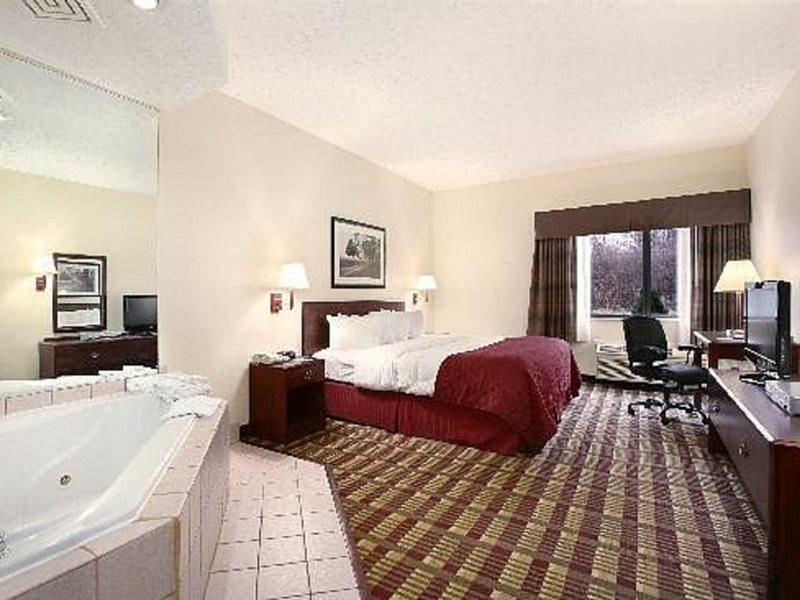 Baymont By Wyndham Boston Heights/Hudson Hotel Exterior foto