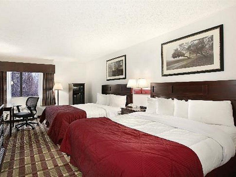 Baymont By Wyndham Boston Heights/Hudson Hotel Exterior foto