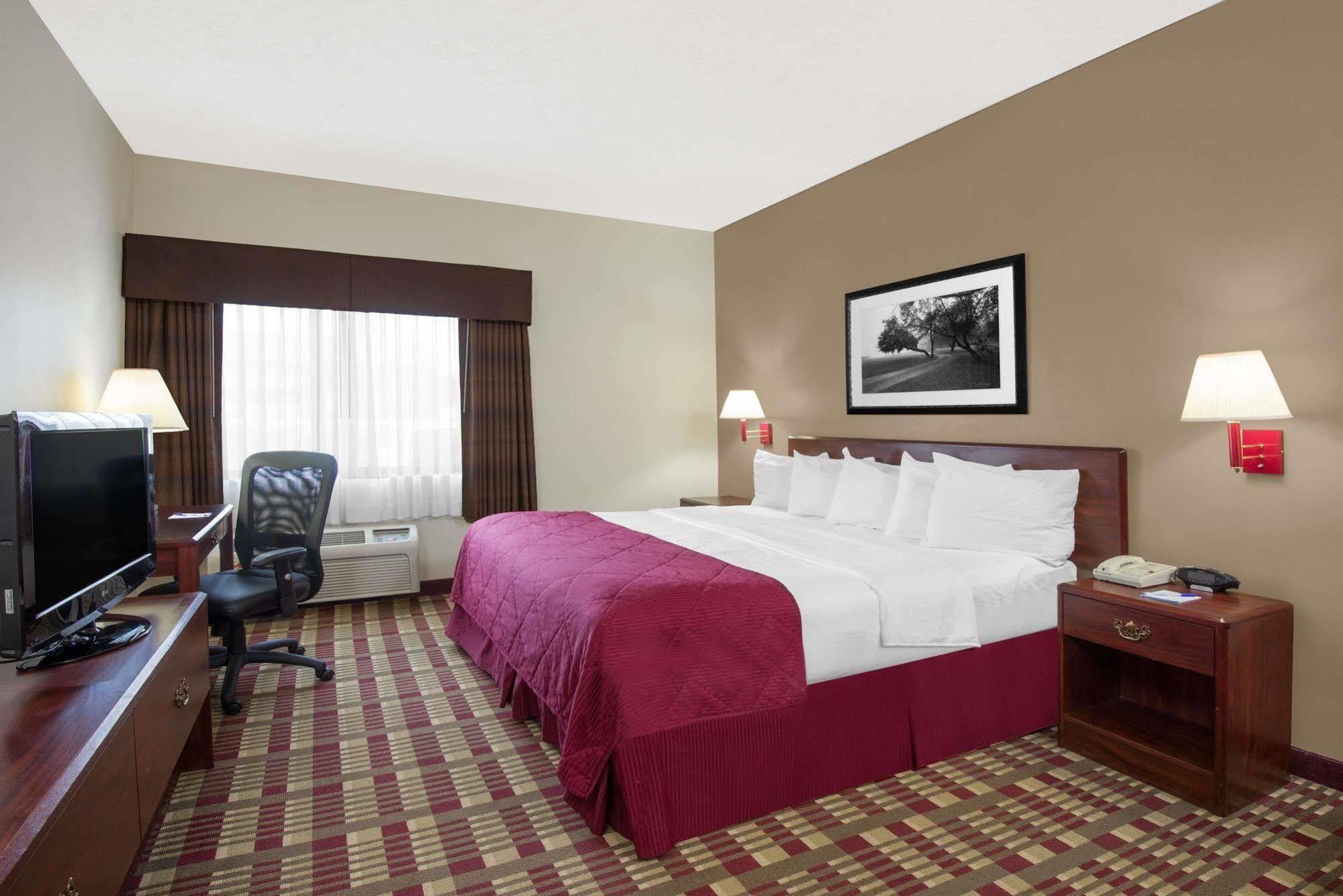 Baymont By Wyndham Boston Heights/Hudson Hotel Exterior foto