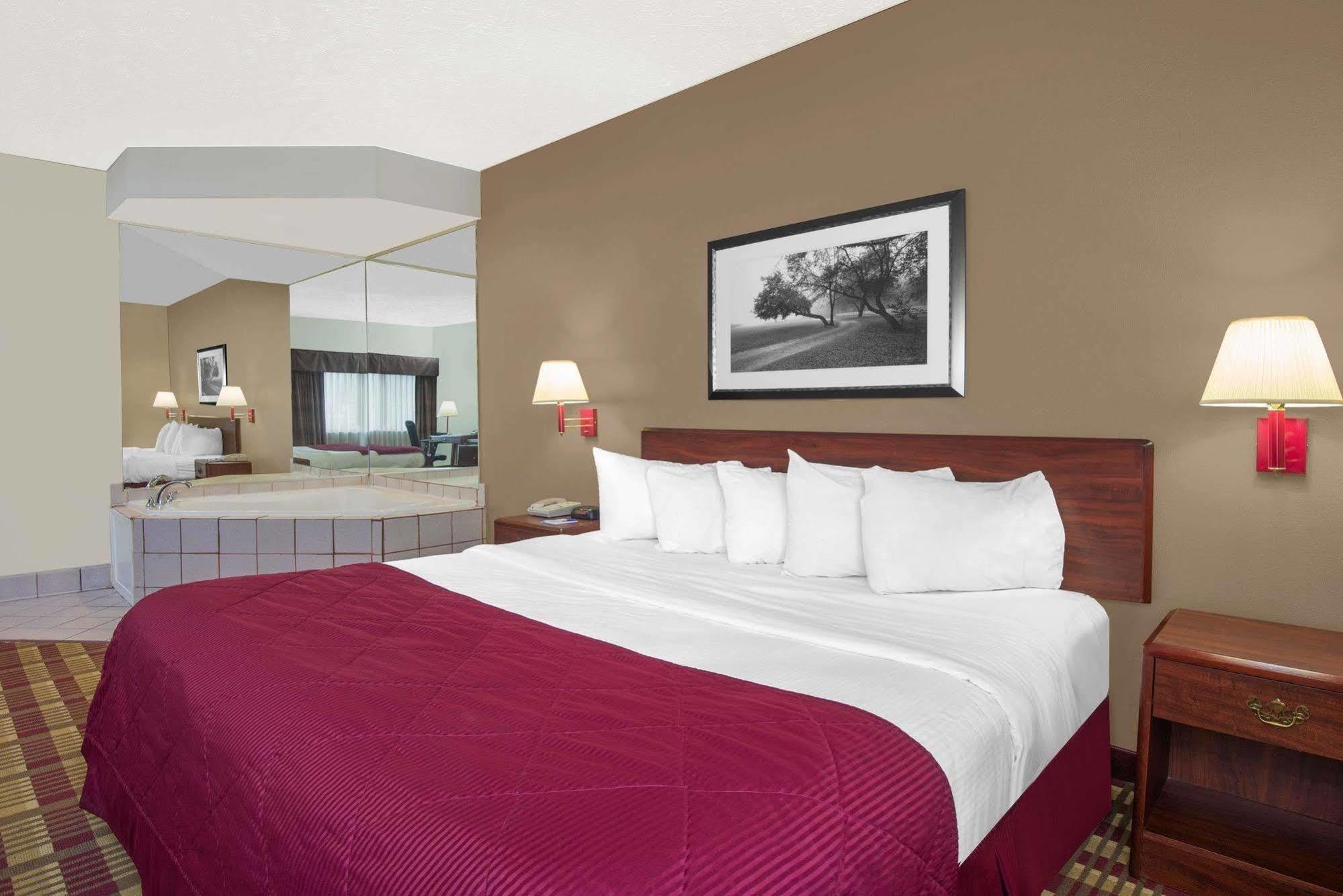 Baymont By Wyndham Boston Heights/Hudson Hotel Exterior foto