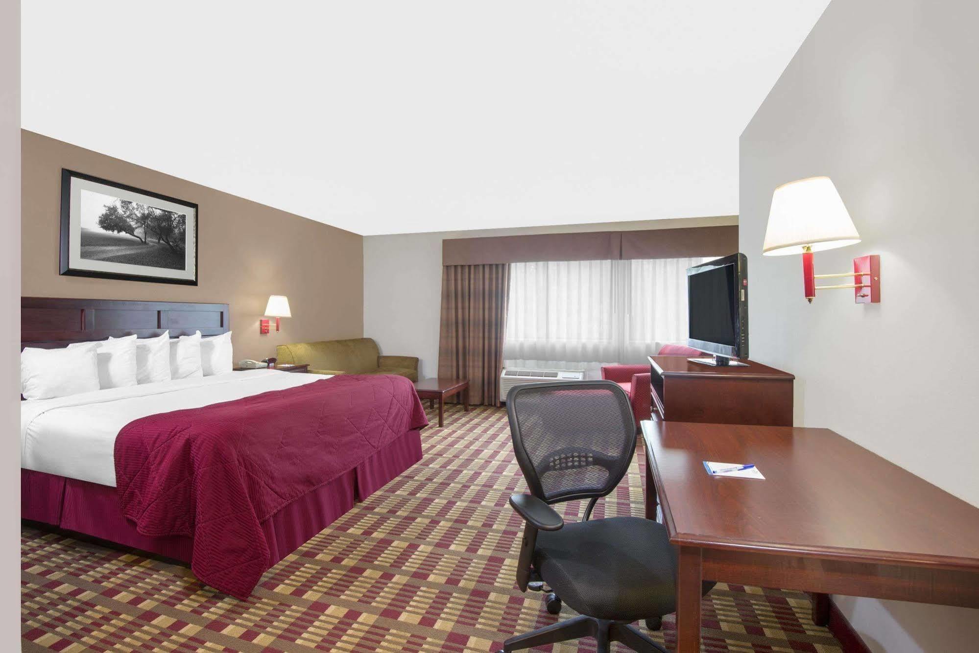 Baymont By Wyndham Boston Heights/Hudson Hotel Exterior foto